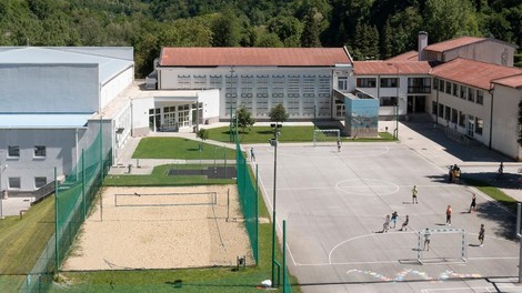 Evakuirali osnovno šolo v Kanalu ob Soči: na gradbišču v bližini šole odkrili nekaj grozljivega