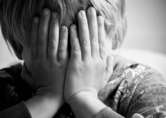 Ta nevarna igrača lahko trajno poškoduje otroka! Strokovnjaki staršem odsvetujejo nakup