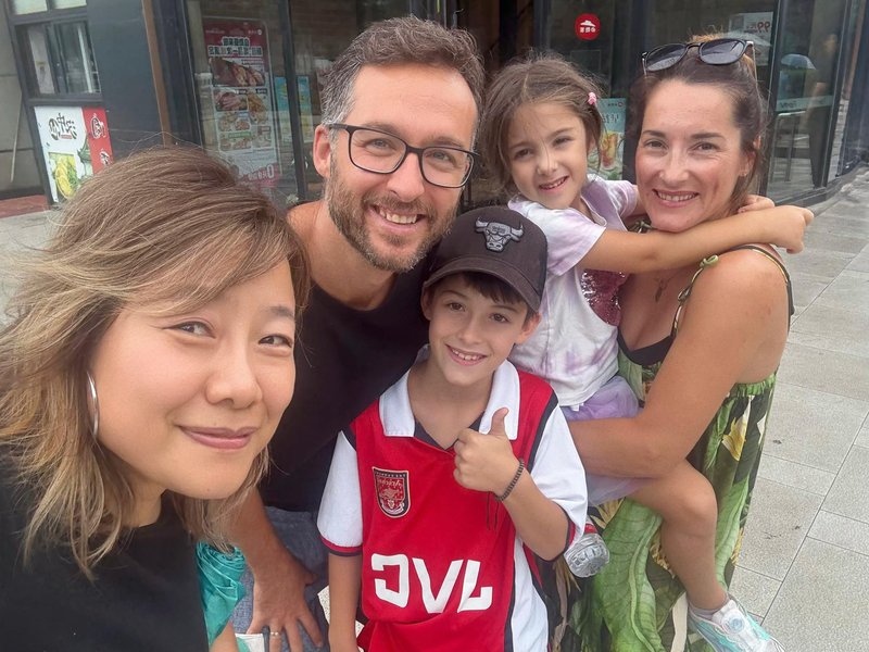 Slovenska podjetnika odkrito o življenju na poti: "Verjetno bomo zapravili več denarja, kot je bilo načrtovano"