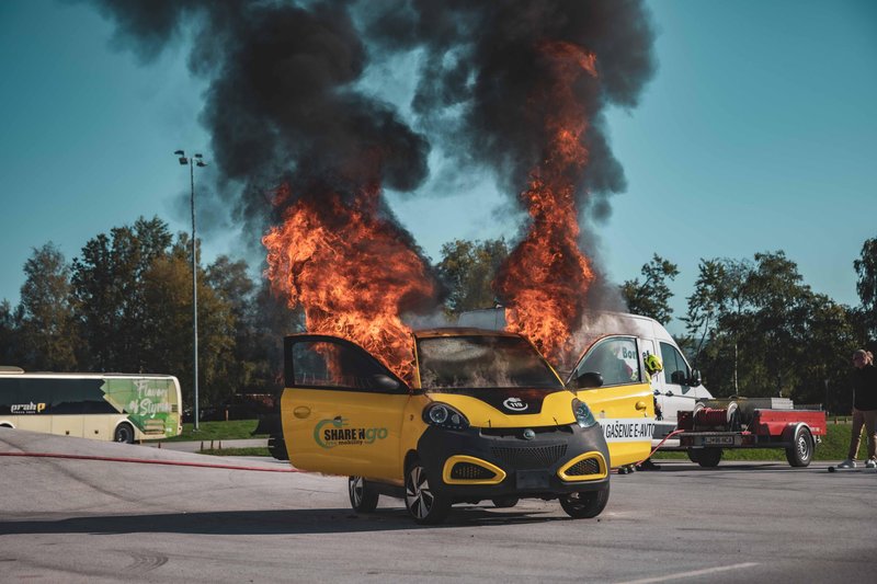 Strokovnjaki prvič v Sloveniji izvedli nadzorovan vžig in gašenje požara e-avtomobila  - kaj se je zgodilo?