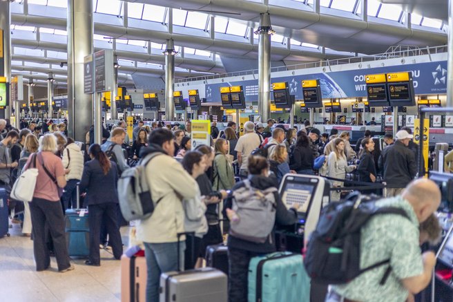 Napad, ki je zrušil sisteme in ustavil lete: potniki obtičali po Evropi