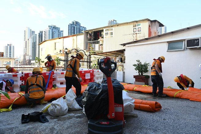 Množične evakuacije in valovi do treh metrov: supertajfun Ragasa ne popušča