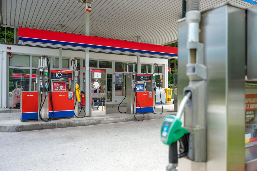 Petrolova črpalka v tem priljubljenem slovenskem turističnem kraju se zapira (imamo vse podrobnosti) (foto: Nik Bertoncelj/Bobo)
