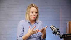 Njena naloga ljudem sporočiti, zakaj priti v Rog in kaj vse lahko v njem počneš, je precej zahtevna, saj je vsebin ogromno.