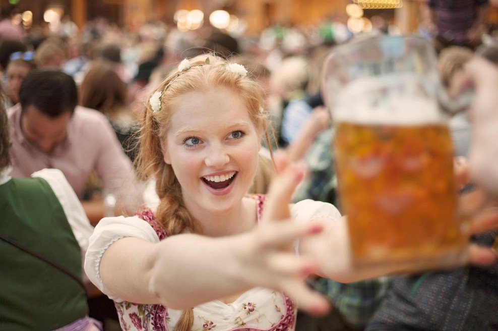 Dekle s pivom na oktoberfestu (foto: Profimedia)