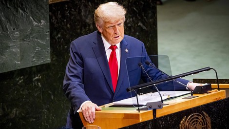 Incident v palači narodov: Melania skoraj padla, Trump zahteval preiskavo