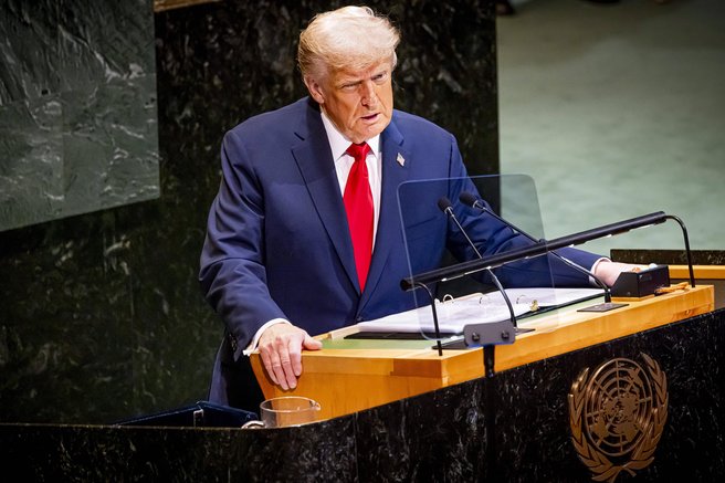 Incident v palači narodov: Melania skoraj padla, Trump zahteval preiskavo