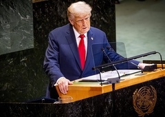 Incident v palači narodov: Melania skoraj padla, Trump zahteval preiskavo