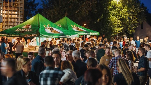 Presenetljivo, kje čedalje več mladih preživlja poletne večere (vrača se trend iz preteklosti)