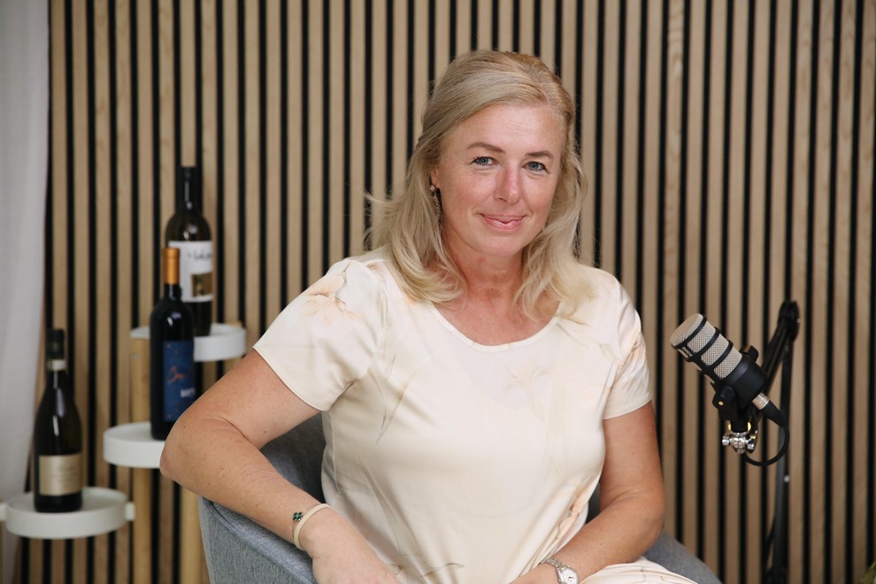 Mihaela Krsnik Kopše: ženska, ki s svojo družino piše novo zgodbo štajerskega vinarstva (Avtor/Vir: Aleksandra Saša Prelesnik) Mihaela Krsnik Kopše podkast o vinu Iz trte izlito vino