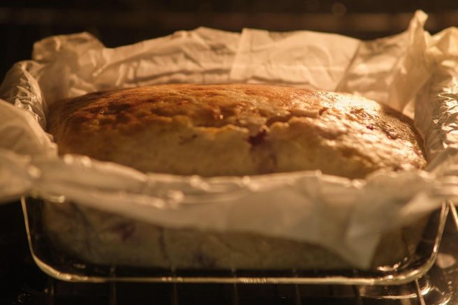 Preprost trik s papirjem za peko, na katerega prisegajo profesionalni kuharji – prihranil vam bo čas in živce