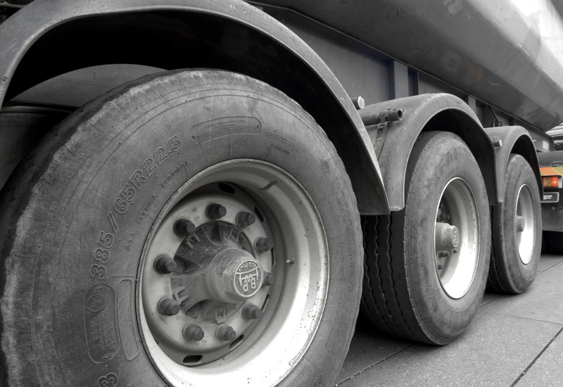 Tragedija na dolenjski avtocesti: Tovornjak pokopal 40-letnega voznika med menjavo pnevmatike