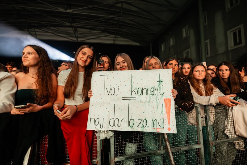 Žan Serčič navdušil v Križankah: občinstvo je z njim pelo od prvega do zadnjega verza (FOTO)