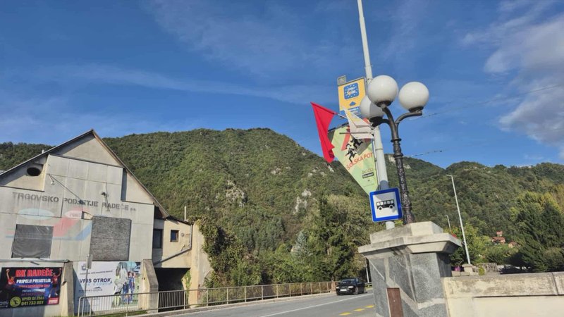 Slovensko mestece preplavile skrivnostne rdeče zastave: domačini so se spraševali, kaj se dogaja (FOTO)