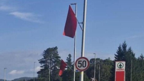 Slovensko mestece preplavile skrivnostne rdeče zastave: domačini so se spraševali, kaj se dogaja (FOTO)