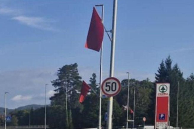 Slovensko mestece preplavile skrivnostne rdeče zastave: domačini so se spraševali, kaj se dogaja (FOTO)