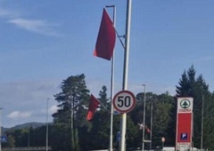 Slovensko mestece preplavile skrivnostne rdeče zastave: domačini so se spraševali, kaj se dogaja (FOTO)