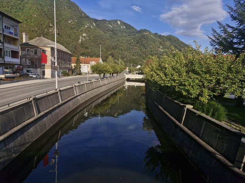 Slovensko mestece preplavile skrivnostne rdeče zastave: domačini so se spraševali, kaj se dogaja (FOTO)