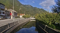Slovensko mestece preplavile skrivnostne rdeče zastave: domačini so se spraševali, kaj se dogaja (FOTO)