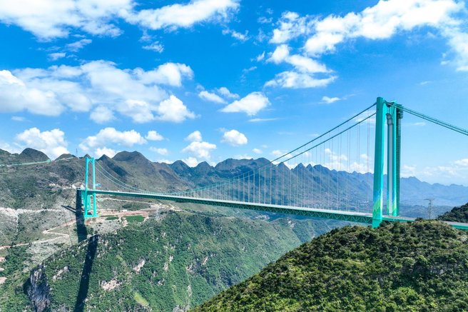 625 metrov nad tlemi: odprli most, ki izziva gravitacijo