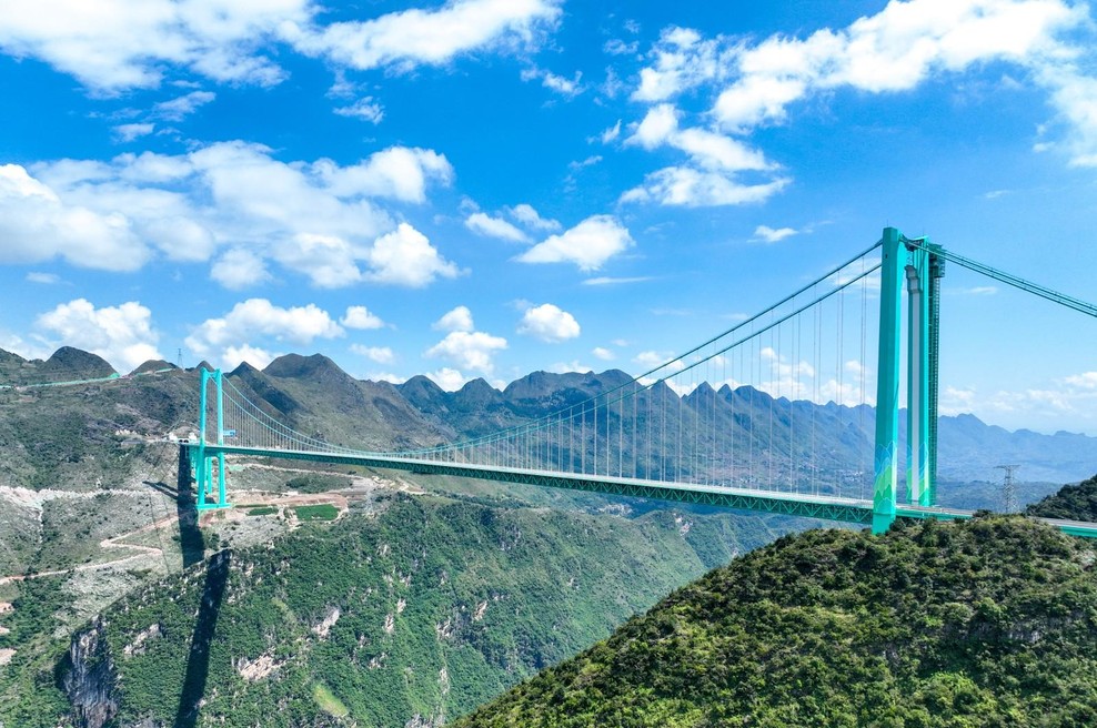 625 metrov nad tlemi: odprli most, ki izziva gravitacijo (foto: Xinhua/STA)