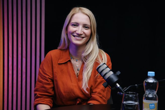 Je prav, da si zobe umijemo po obroku? Doktorica dentalne medicine Pia Hrovat pove, kdaj lahko z umivanjem zobem celo škodujemo