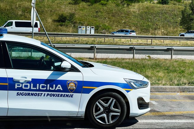 Zbudil se je ob policiji: kako je Slovenec končal v priporu zaradi počivanja