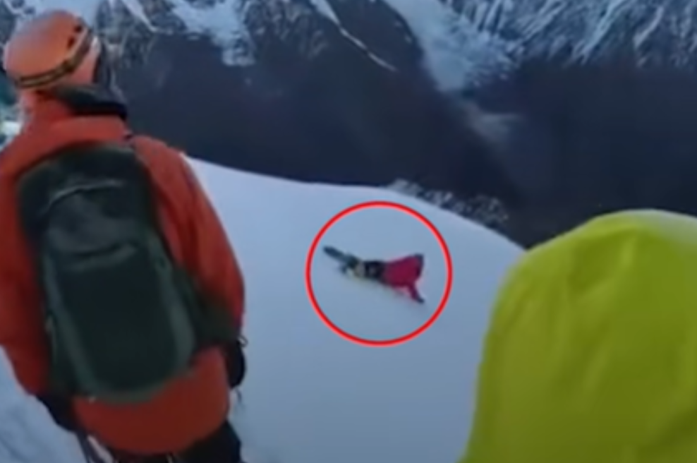 Pretresljiv posnetek, ki ni za občutljive: moškemu na vrhu gore zdrsnilo in je zgrmel v smrt (VIDEO) (foto: TikTok/asiaone/posnetek zaslona)