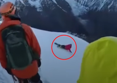 Pretresljiv posnetek, ki ni za občutljive: moškemu na vrhu gore zdrsnilo in je zgrmel v smrt (VIDEO)