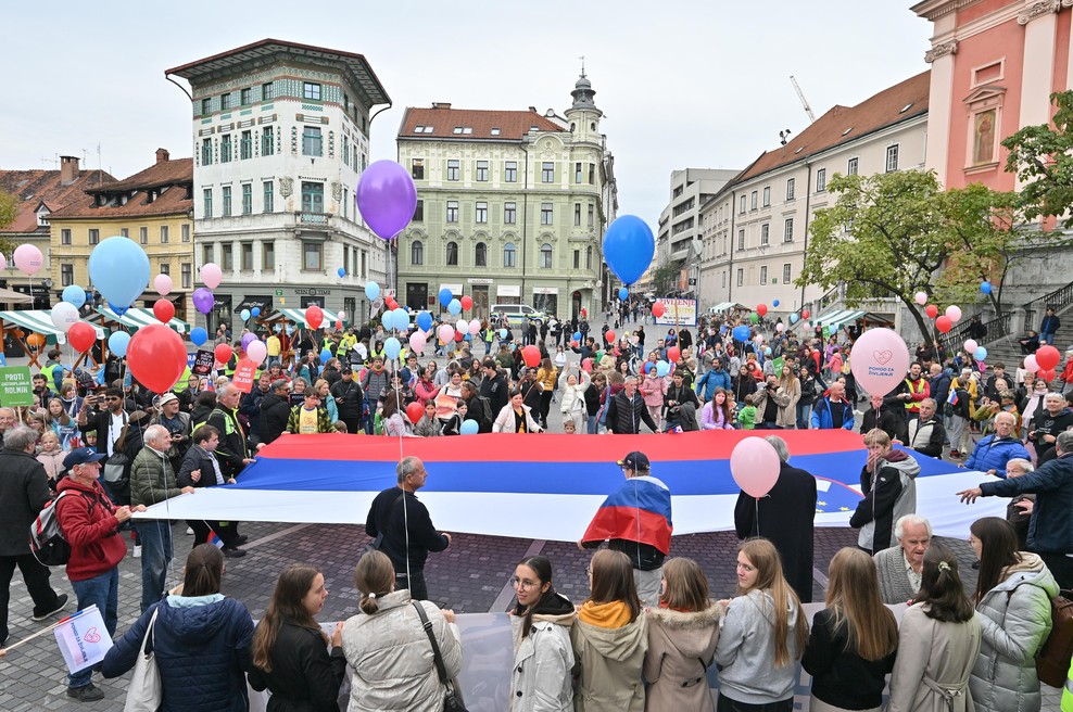 V Ljubljani potekala dva shoda: udeleženci nosili transparente, na katerih je pisalo .... (FOTO) (foto: Bobo)