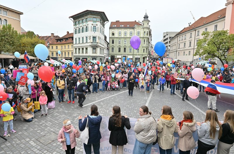 V Ljubljani potekala dva shoda: udeleženci nosili transparente, na katerih je pisalo .... (FOTO)