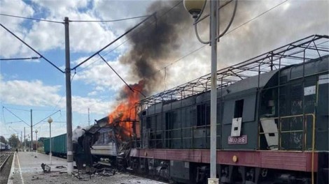 Rusi zadeli vlak s civilisti: poškodovanih najmanj 30 ljudi (VIDEO)