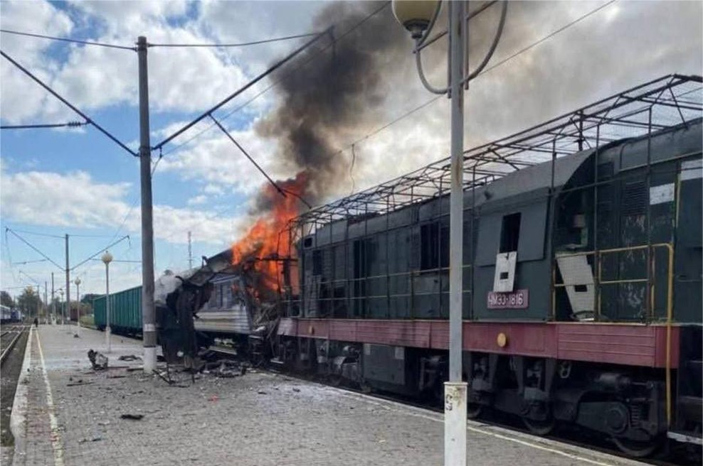 Rusi zadeli vlak s civilisti: poškodovanih najmanj 30 ljudi (VIDEO) (foto: X/IAPonomarenko)