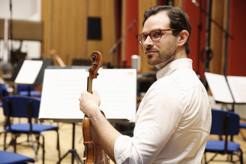 Violinist Tim Skalar Demšar iz Simfoničnega orkestra RTV Slovenija: "Ko igram, ne obstaja nič drugega - samo jaz in glasba!"