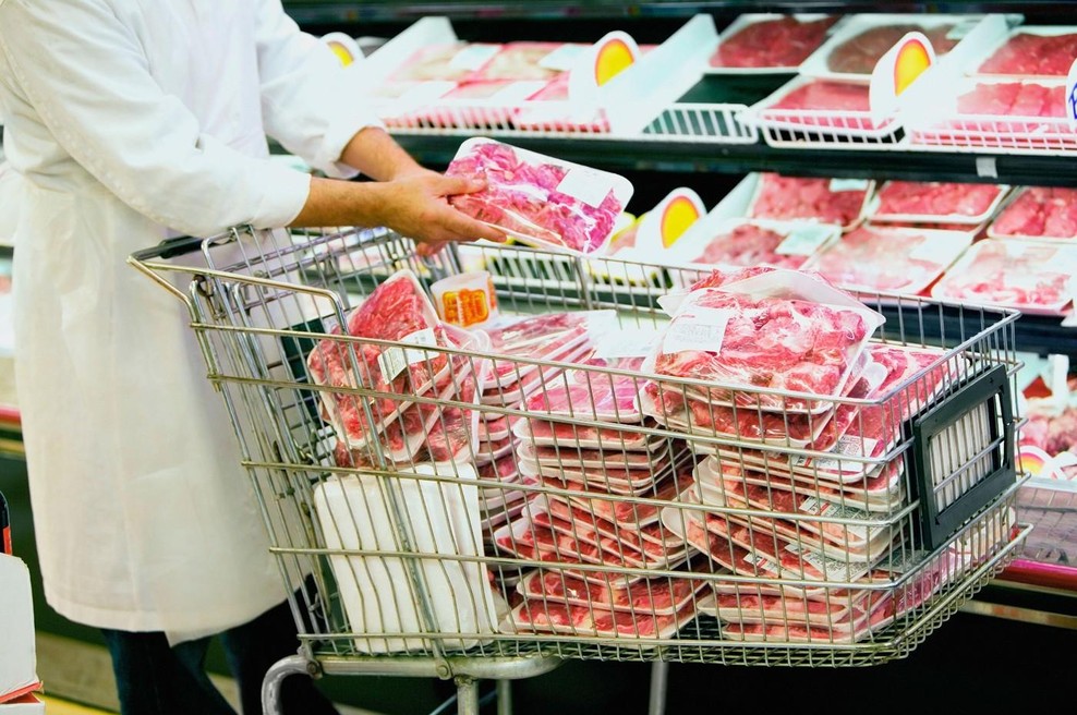 Obrnil se vam bo želodec: zaposleni v trgovini razkril, kaj naredijo z mesom, ki mu je potekel rok trajanja (foto: Profimedia)