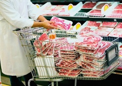 Obrnil se vam bo želodec: zaposleni v trgovini razkril, kaj naredijo z mesom, ki mu je potekel rok trajanja