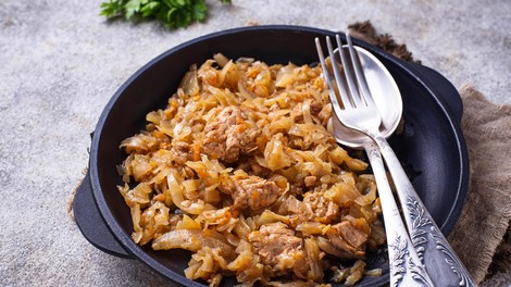 Je okusnejše od segedina, pripravljeno pa dvakrat hitreje: starinski recept za praženo zelje