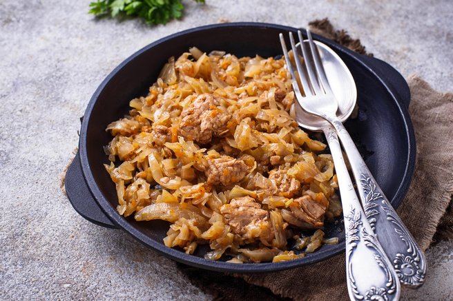 Je okusnejše od segedina, pripravljeno pa dvakrat hitreje: starinski recept za praženo zelje