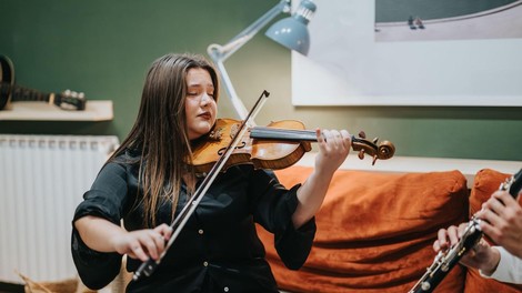 Slovenec brez dlake na jeziku razložil, zakaj bi moralo biti igranje glasbenih instrumentov v blokih prepovedano