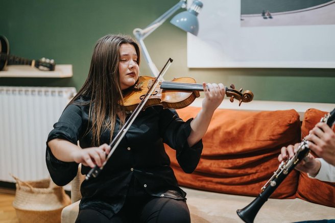 Slovenec brez dlake na jeziku razložil, zakaj bi moralo biti igranje glasbenih instrumentov v blokih prepovedano