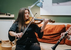 Slovenec brez dlake na jeziku razložil, zakaj bi moralo biti igranje glasbenih instrumentov v blokih prepovedano