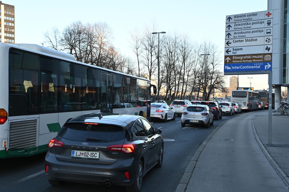 Popoln kolaps na slovenskih cestah: pričakujte dolge zamude (foto: Žiga Živulovič jr./Bobo)