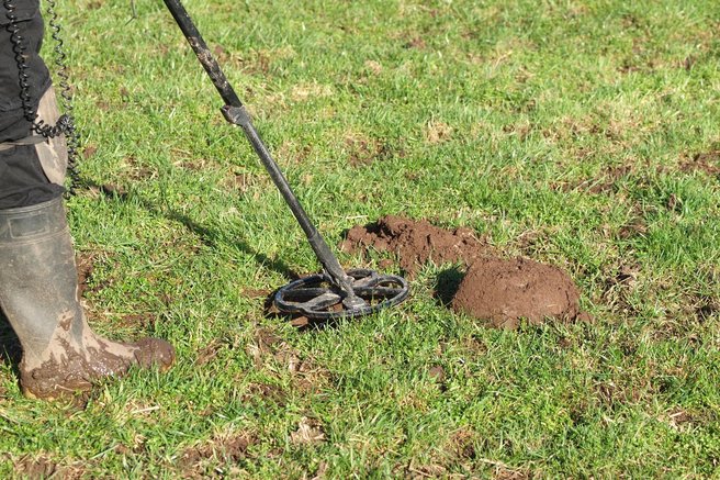 detektor kovin arheologija zaklad kovanec britanija anglija rimljani najdba