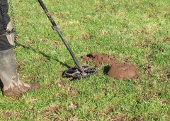 Upokojenec 6 let po isti njivi hodil z detektorjem kovin: vsi so ga imeli za norega, on pa je odkril zaklad!