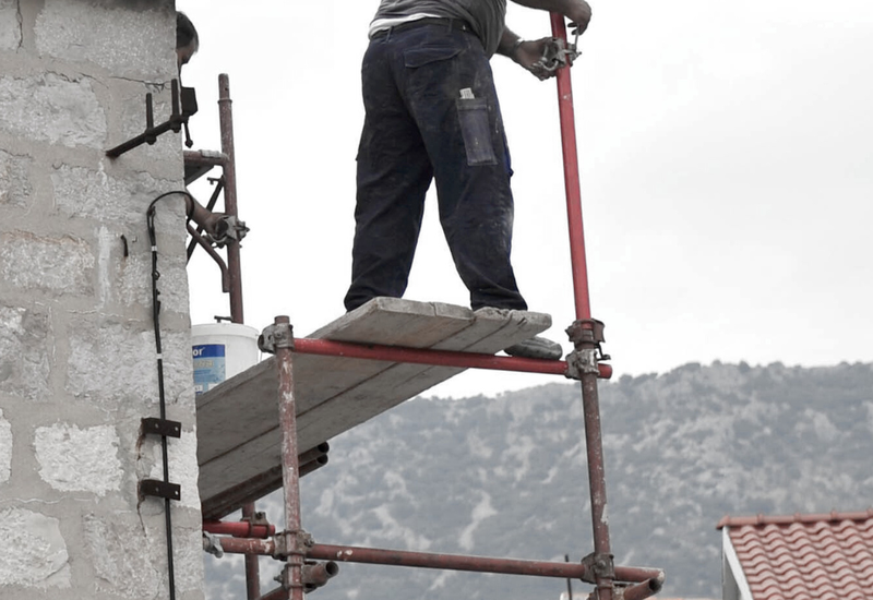 Tragična delovna nesreča: po padcu z gradbenega odra umrl 72-letni moški