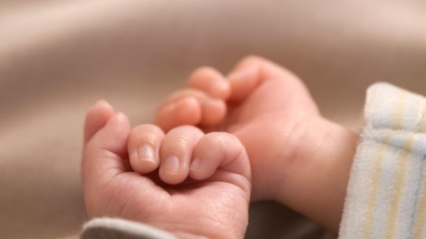 Pretresljiva zgodba iz Avstrije: "Vedno bo moja hči, tudi če ni biološka"