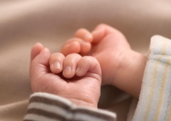Pretresljiva zgodba iz Avstrije: "Vedno bo moja hči, tudi če ni biološka"