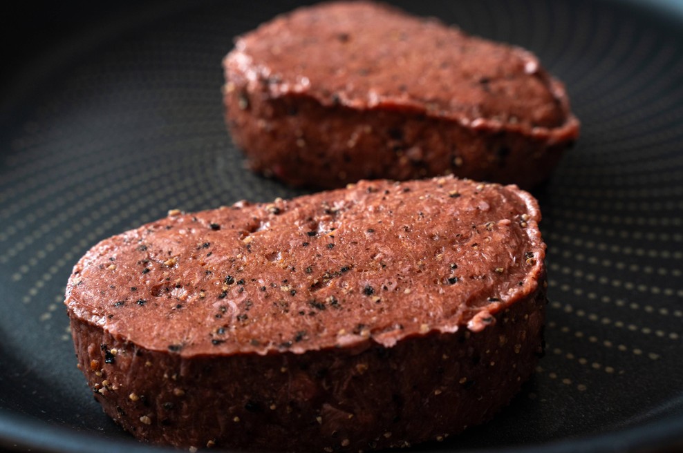 Evropa vse bliže prepovedi veganskih burgerjev in zrezkov: kaj bi takšna prepoved prinesla? (foto: Profimedia)