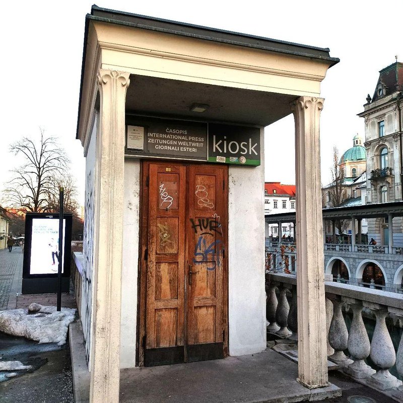 Ljubljana Plecnikova trafika kiosk Tromostovje