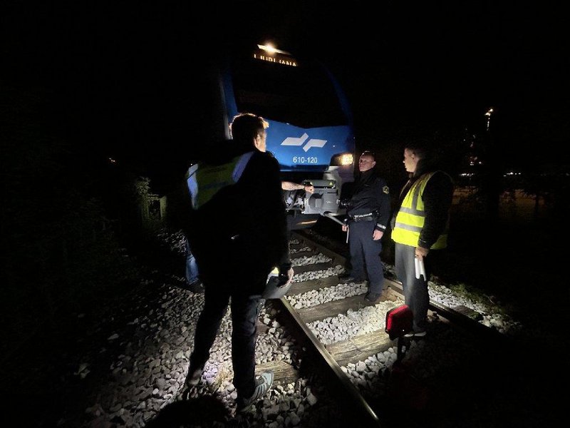 Incident v Ljubljani: potniški vlak trčil v večjo skalo, ki je bila namerno postavljena na tire